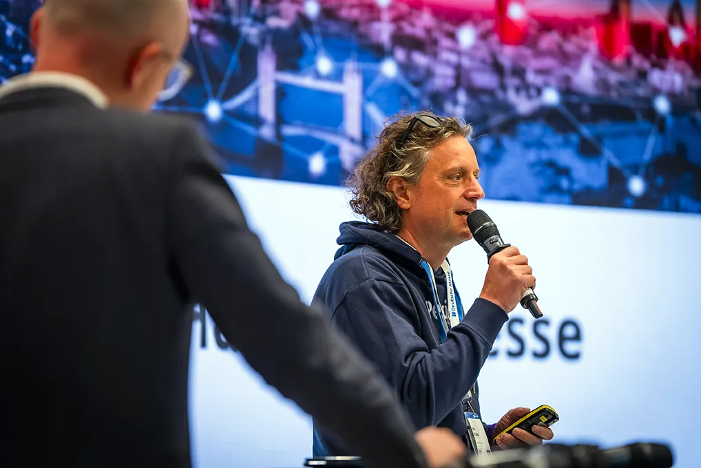 CEO Ralf Hüskes pitching at Hannover Messe 2026
